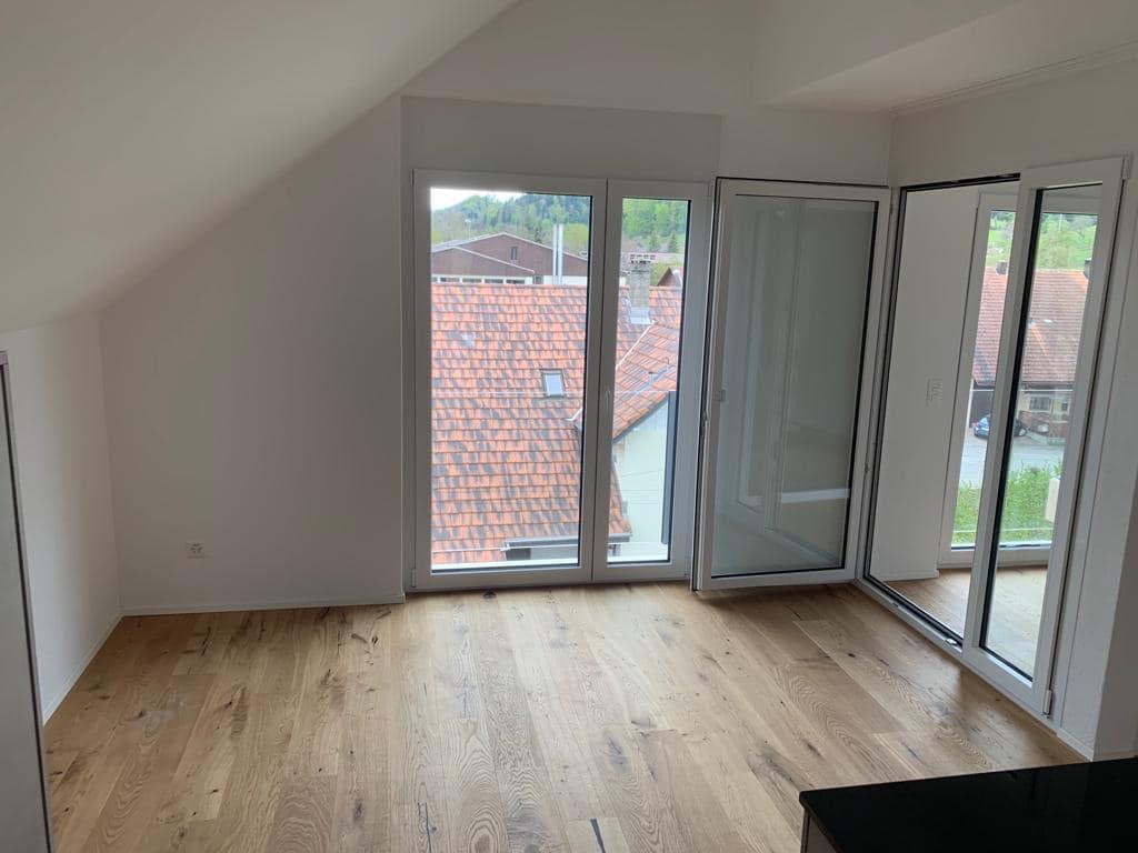 Totalsanierung MFH, Ennetbaden — saniertes Dachzimmer mit neuen Fenstern und Eichenparkett
